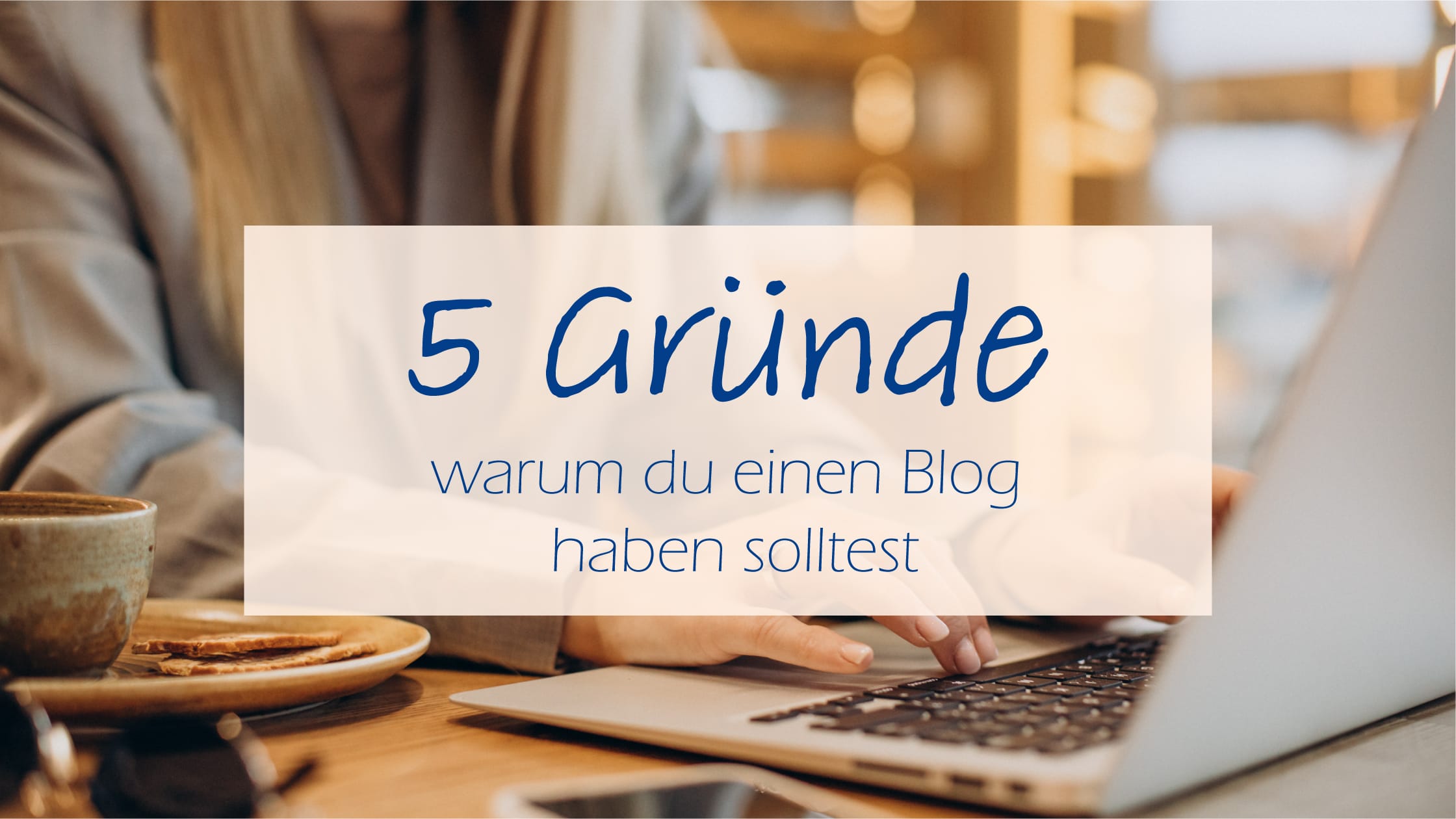 Blogbanner 5 Gründe für einen Blog, im Hintergrund eine Hand, die auf einem Laptop tippt